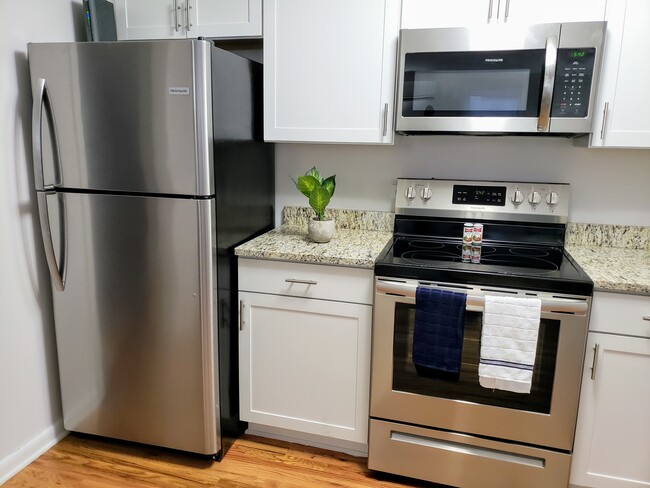 Full fridge and oven in kitchen - 1509 E High St