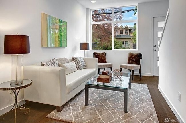 Building Photo - Stunning Townhome in University District
