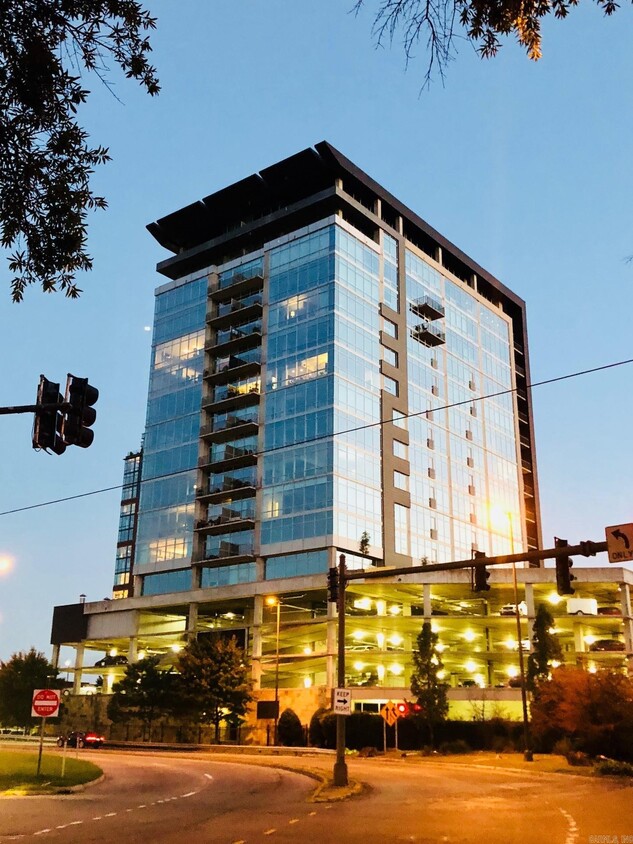 Foto principal - 300 E 3rd St