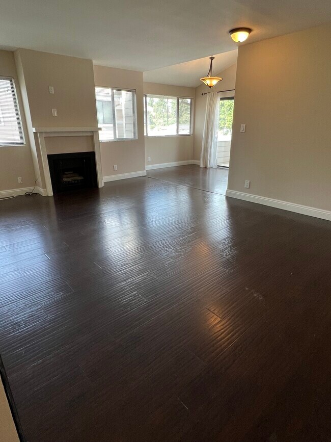 Building Photo - 10710 Woodley Ave