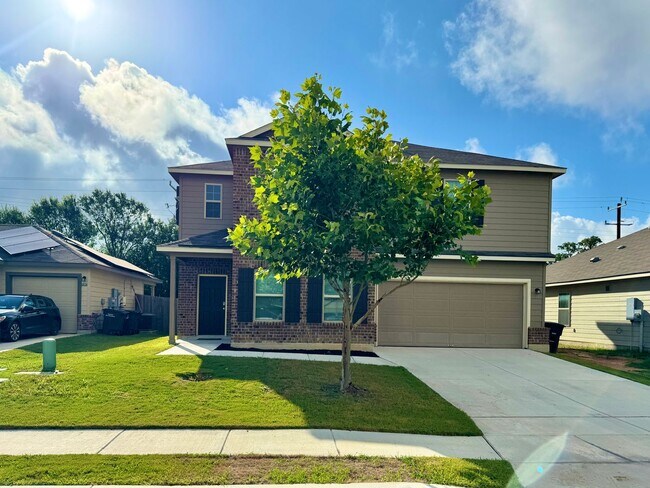 Foto del edificio - Roomy 4 Bedroom Home with 3 Full Baths!