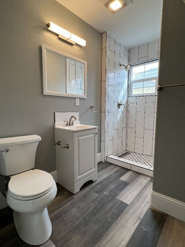 Building Photo - Cute Studio Close to Campus