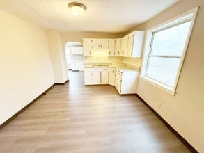 Building Photo - 7402 Park Ln