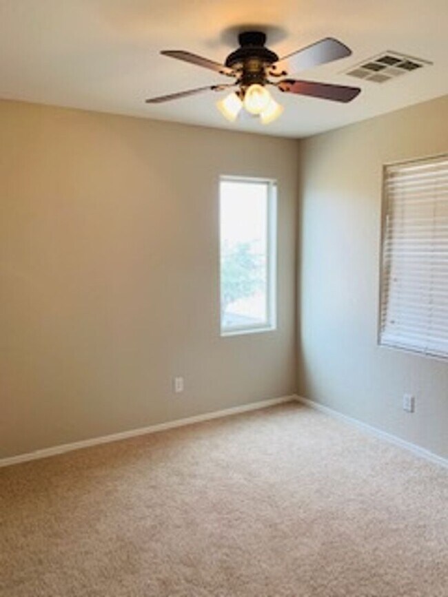 Foto del edificio - 3119 E Harrison St