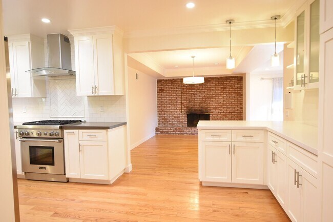 Building Photo - Gorgeous, Bright and Perfectly Appointed W...