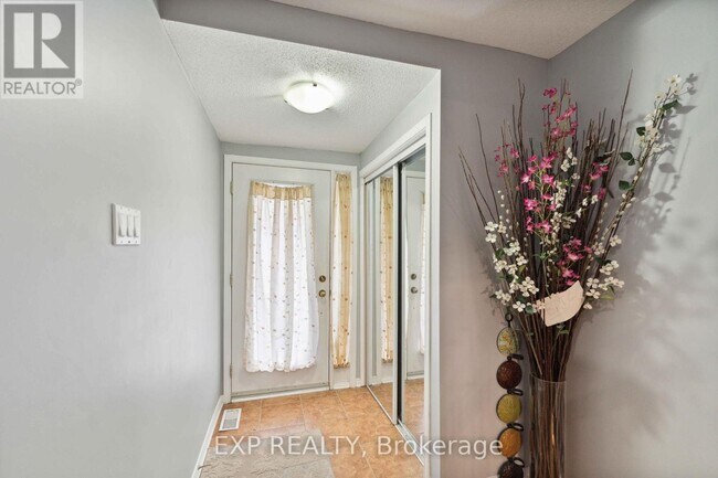 Photo du bâtiment - 230 Monterey Dr