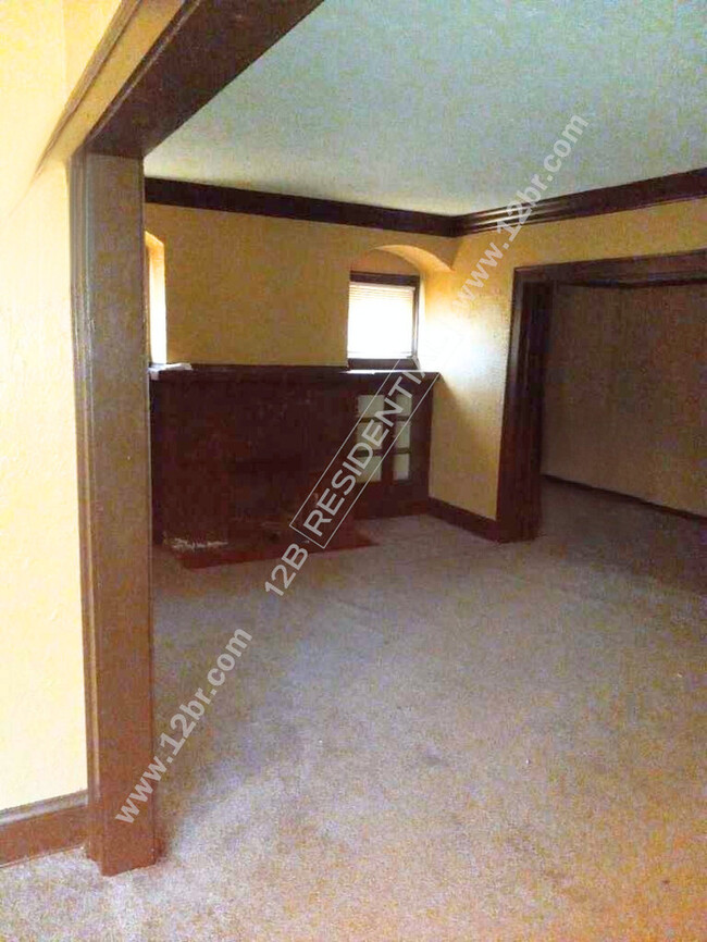 Foto del edificio - 2-bedroom unit with a fireplace.