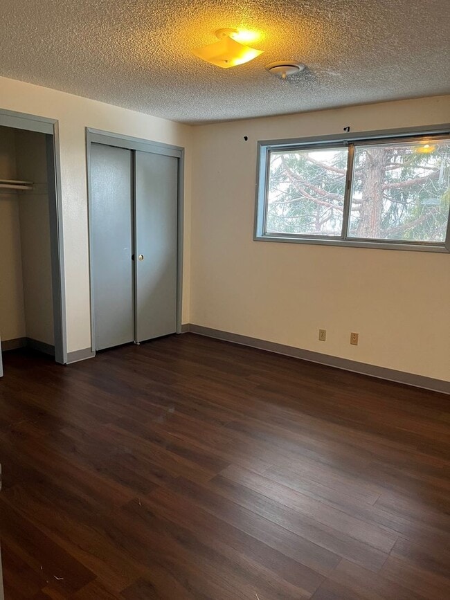 Building Photo - 2 Bedroom, 1 Bathroom Upstairs Apartment -...