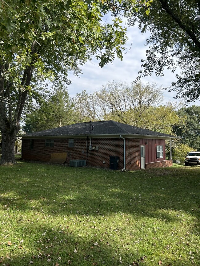 Building Photo - 621 Miller St