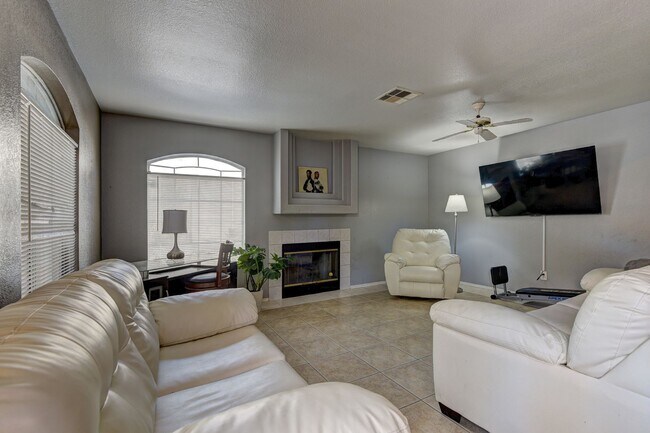 Building Photo - WONDERFUL Townhome in 89117