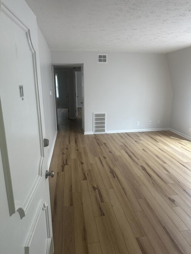 Building Photo - 904 Plaza Dr