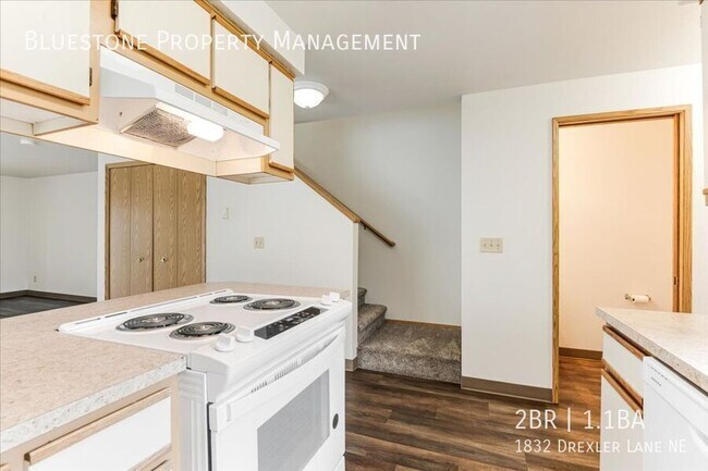 Foto del edificio - Apply Now! Two-Bedroom 1.5 bathroom Townho...