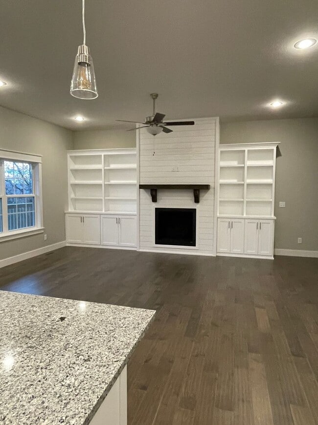 Building Photo - Gorgeous 4Bedroom House, on spacious 2 acres