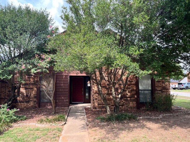 Building Photo - 3 Bed 2 Bath Home For Lease NOW!!