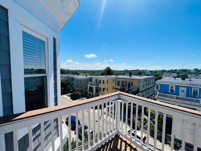 Foto del edificio - NEWLY RENOVATED PENTHOUSE UNIT