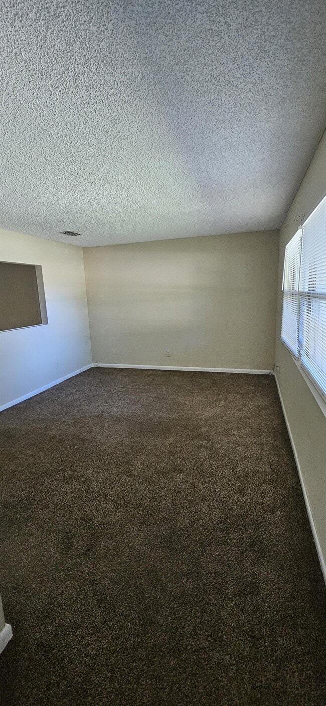 Foto del edificio - 5813 Rover Dr