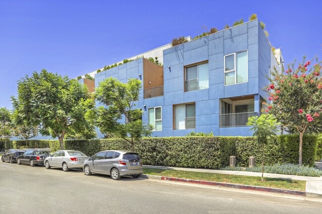 Building Photo - 855 N Croft Ave