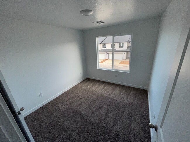 Building Photo - Beautiful Four Bed Townhome!!