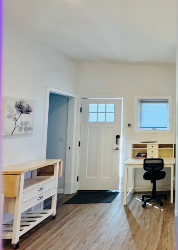 Foto del edificio - 8489 Larch Ave