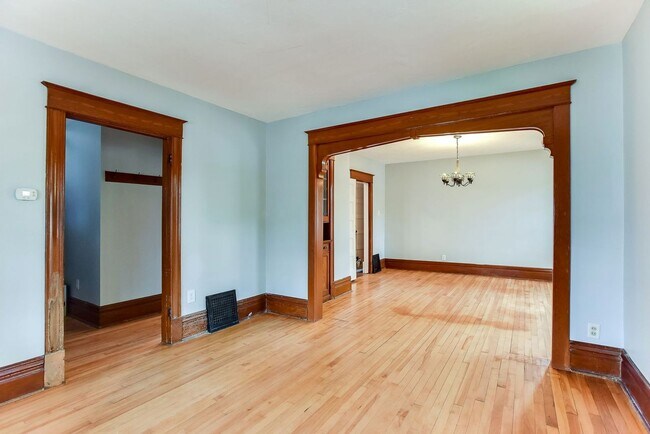 Building Photo - Renovated 3 Bedroom 2 bathroom house. Superb Master suite.
