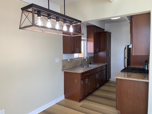 Building Photo - 3208 Highland Ave