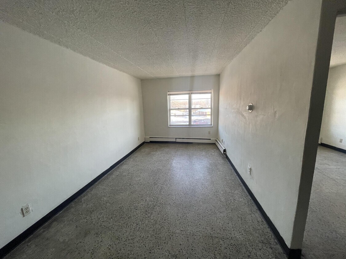 Primary Photo - 2441 Holmes St