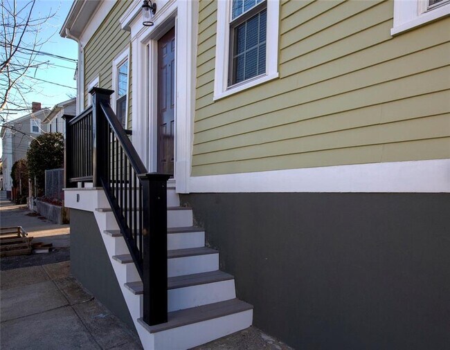 Building Photo - 10 Ringgold St