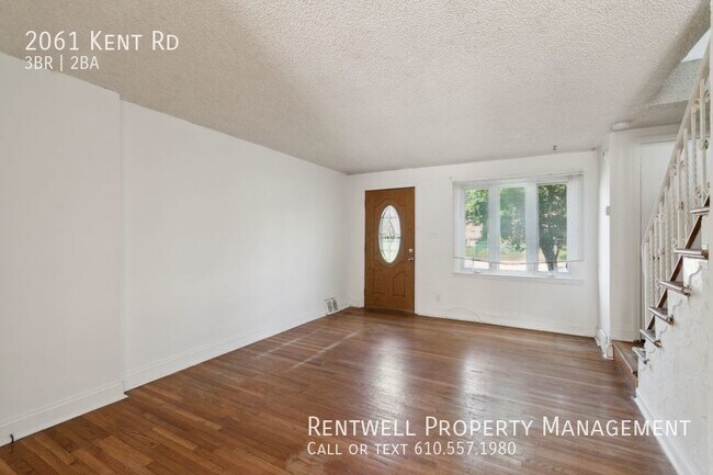 Building Photo - 3BR 1.5 BA Townhome +Central Air+Parking+F...