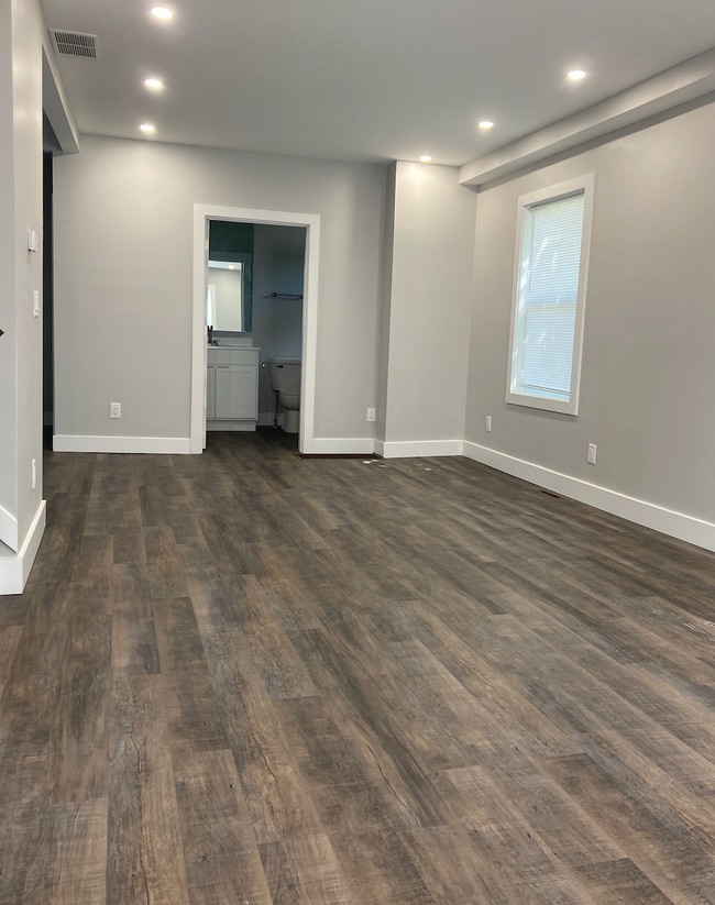 Building Photo - 1229 E Sorin St
