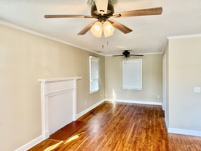 Building Photo - Three bedroom, 2 bath house in Burlington