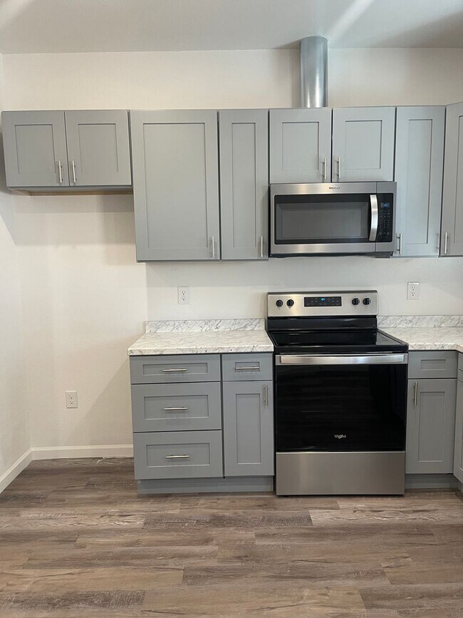 Foto del edificio - AVAILABLE NOW!! FULLY REMODELED LARGE 2 BE...