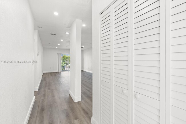 Building Photo - 1400 NE 57th Ct