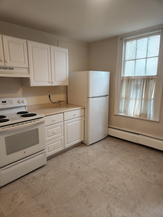 Kitchen - 61 E Oakland Ave