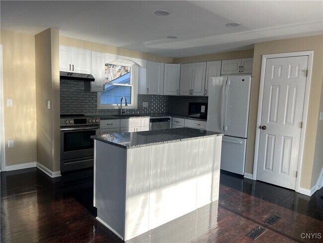 Foto del edificio - 7650 Commodore Cir