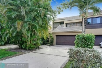 Building Photo - 702 St Albans Dr
