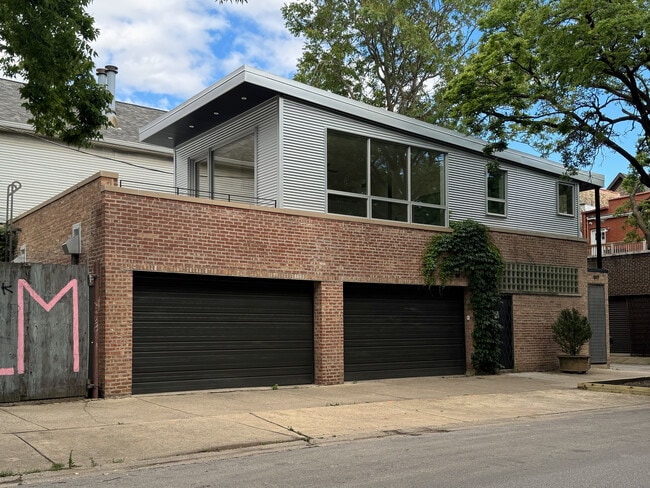 Building Photo - 2159 W Evergreen Ave