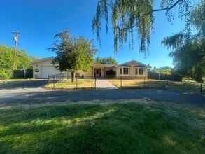 Building Photo - 1052 Lakeshore Dr