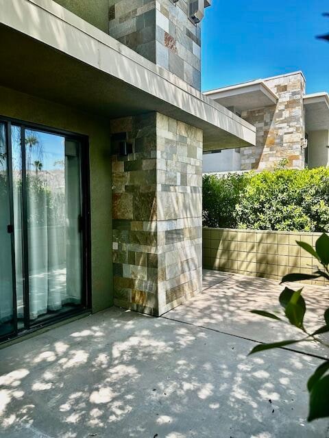 Building Photo - 870 E Palm Canyon Dr