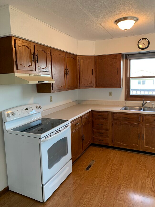 Building Photo - 909 Van Dr