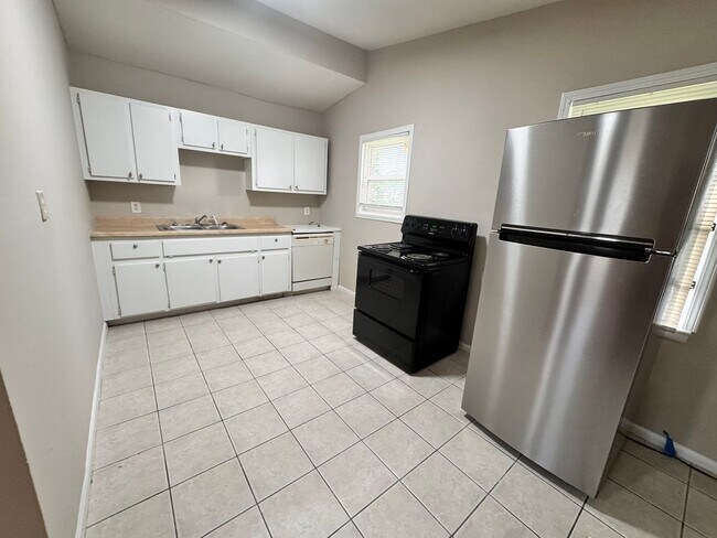 Foto del edificio - Available for Immediate Move In - 4 Side B...