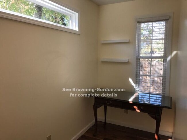 Building Photo - Quaint Cottage in Sylvan Park!