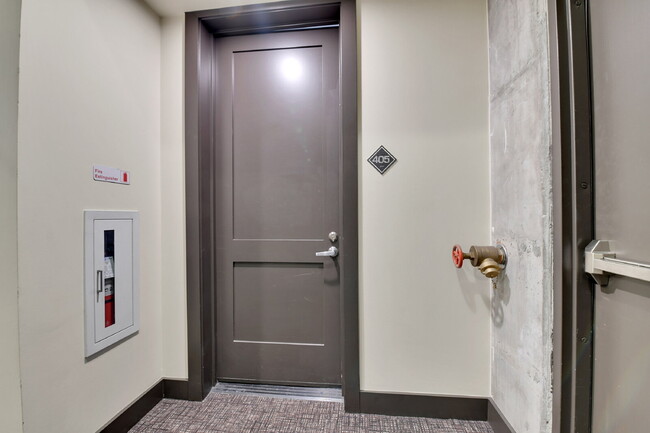 Foto del edificio - $2,995.00, 2-bedroom, 2.5-bath home locate...