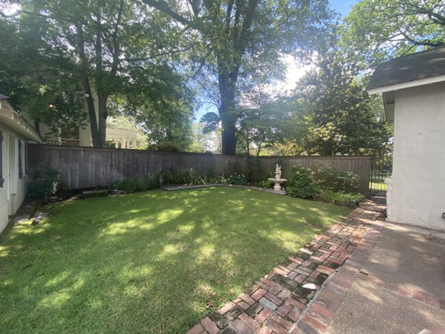 Building Photo - SPECIAL 1/2 OFF 2ND FULL MONTH'S RENT! Gor...