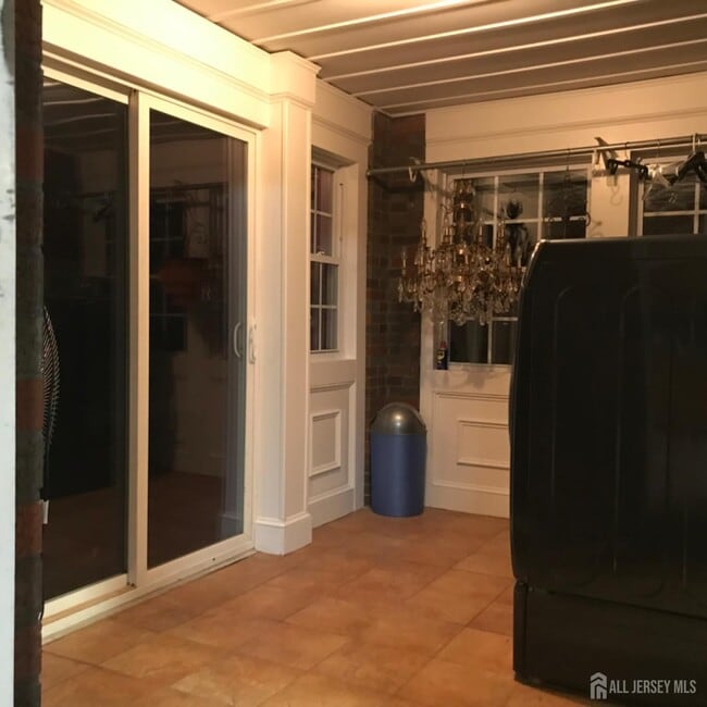 Building Photo - 354 Alpine St