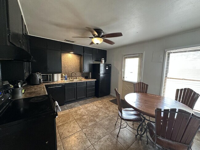 Foto del edificio - Available Late July! Four Bedroom in Tech ...