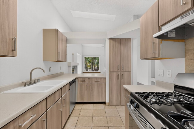 Building Photo - Cloverleaf Apartments