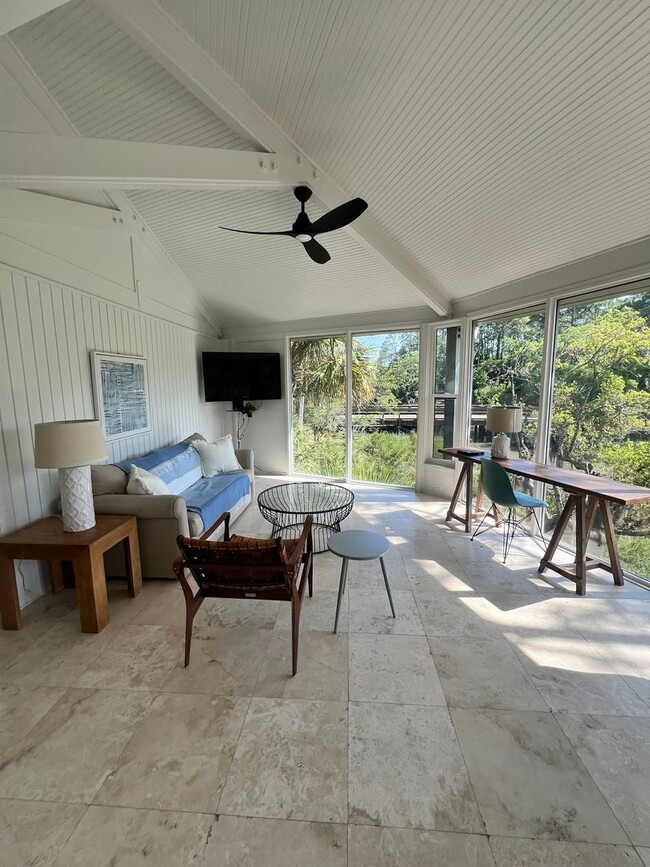 Foto del edificio - Deer Island Property with Water Views in t...
