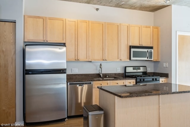 Building Photo - 321 S Sangamon St