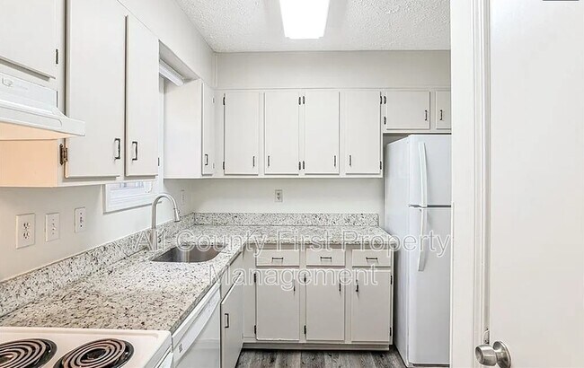 Building Photo - 732 S Candler St