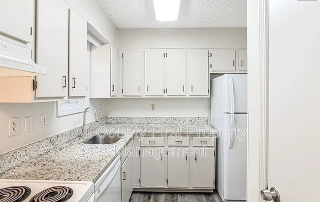 Foto del edificio - 732 S Candler St